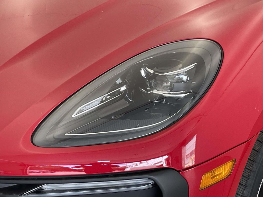 2025 Porsche Macan Base photo 15