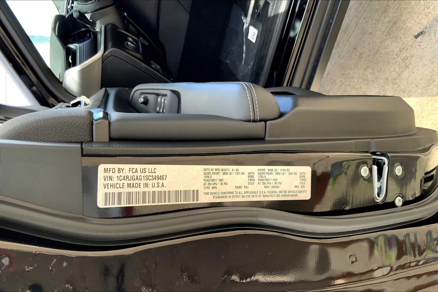 2025 Jeep Grand Cherokee Laredo Altitude photo 14