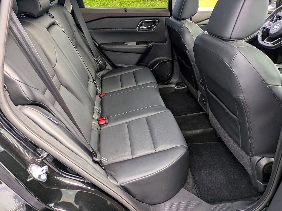 2021 Nissan Rogue SV photo 32