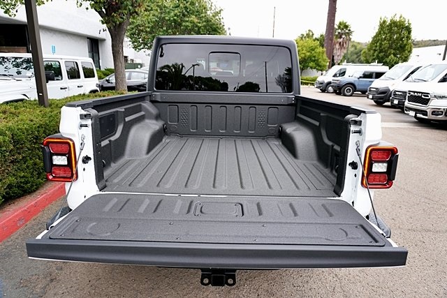 New 2025 Bright White Clear-Coat Exterior Paint Jeep Willys image 19