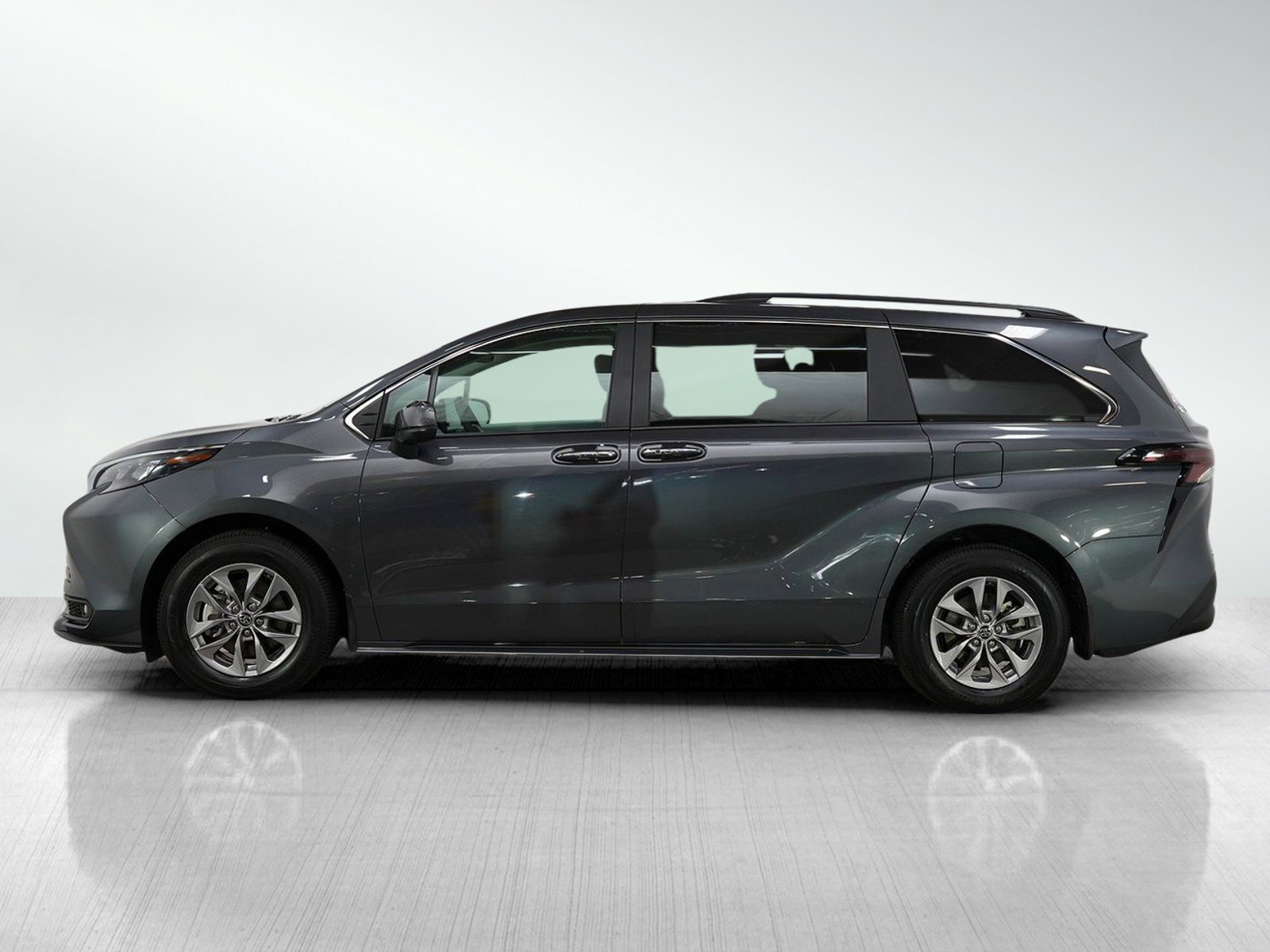 Used 2025 Toyota Sienna XLE with VIN 5TDYRKEC5SS253080 for sale in Bloomington, Minnesota