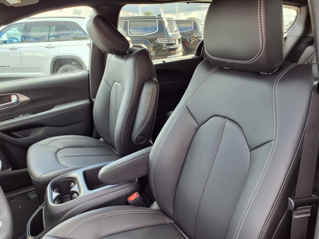 2026 Chrysler Pacifica photo 9