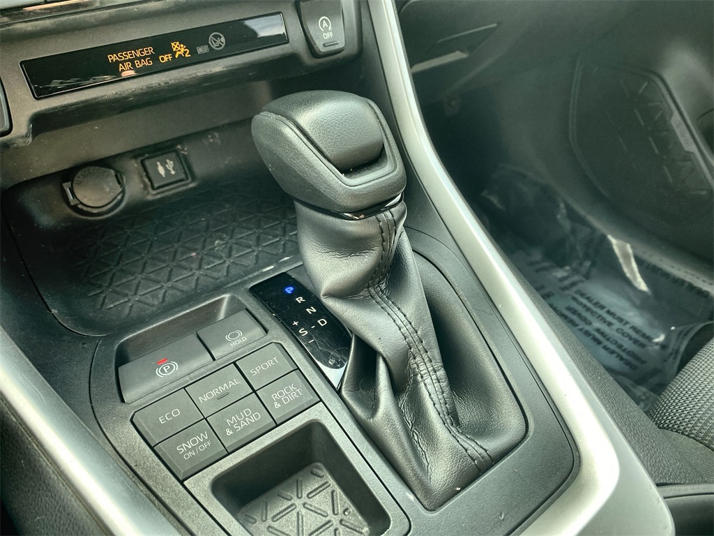 2019 Toyota RAV4 LE photo 18