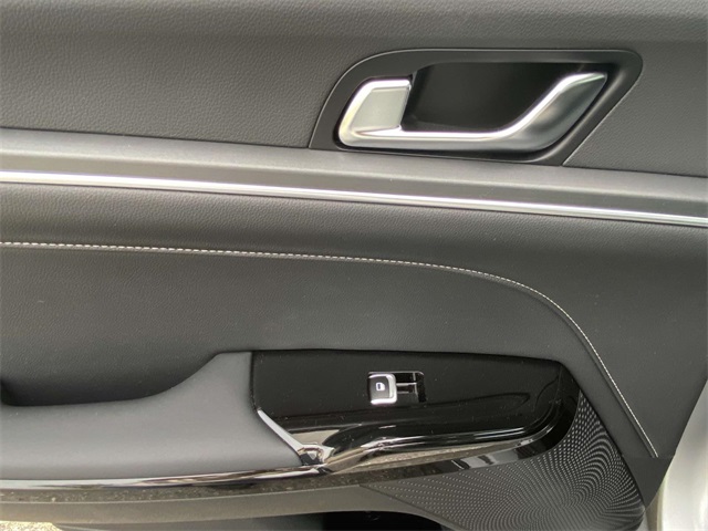 2025 Kia K5 GT-Line photo 11