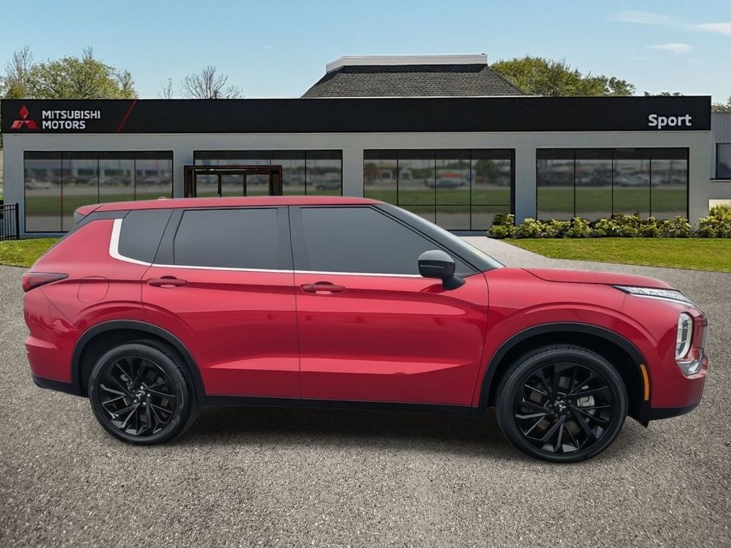 2025 Mitsubishi Outlander SE photo 2