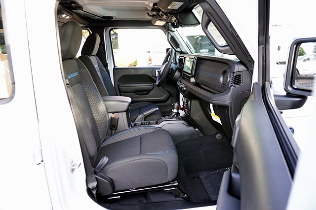 2025 Jeep Wrangler Rubicon 4xe photo 16