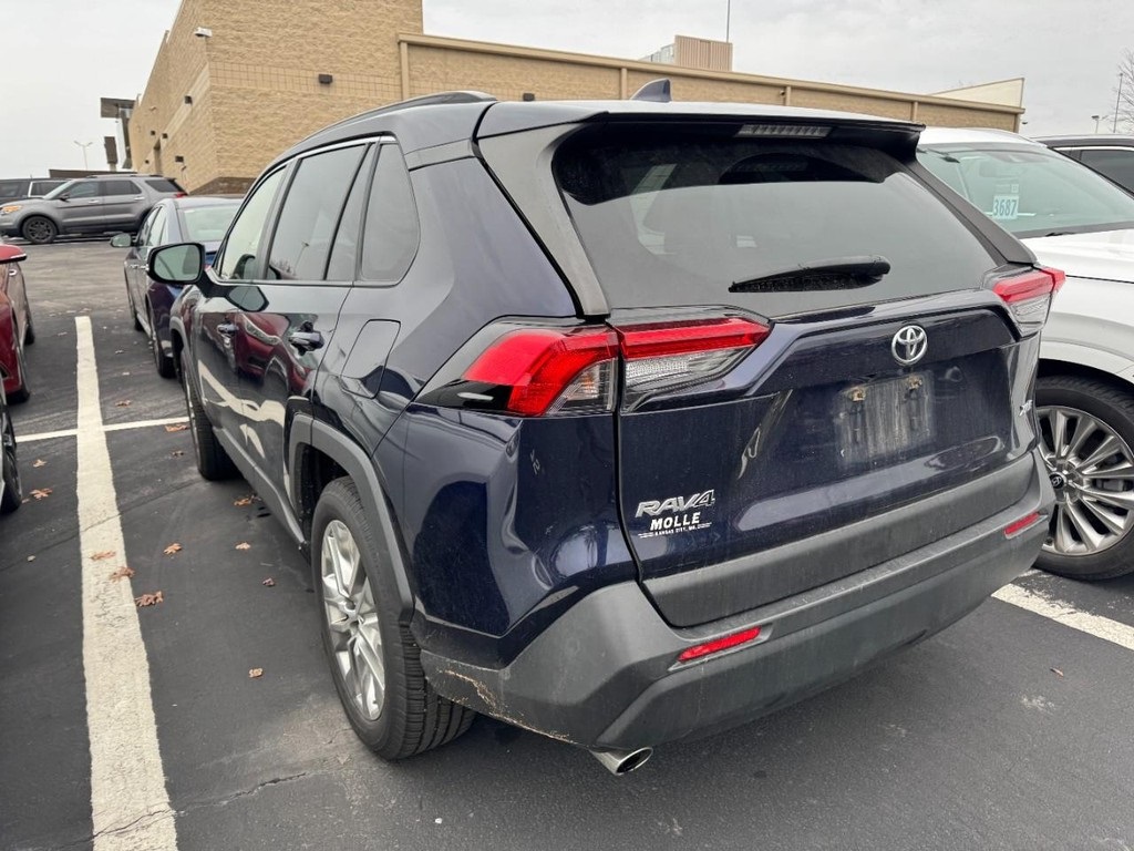 2019 Toyota RAV4 XLE Premium photo 4