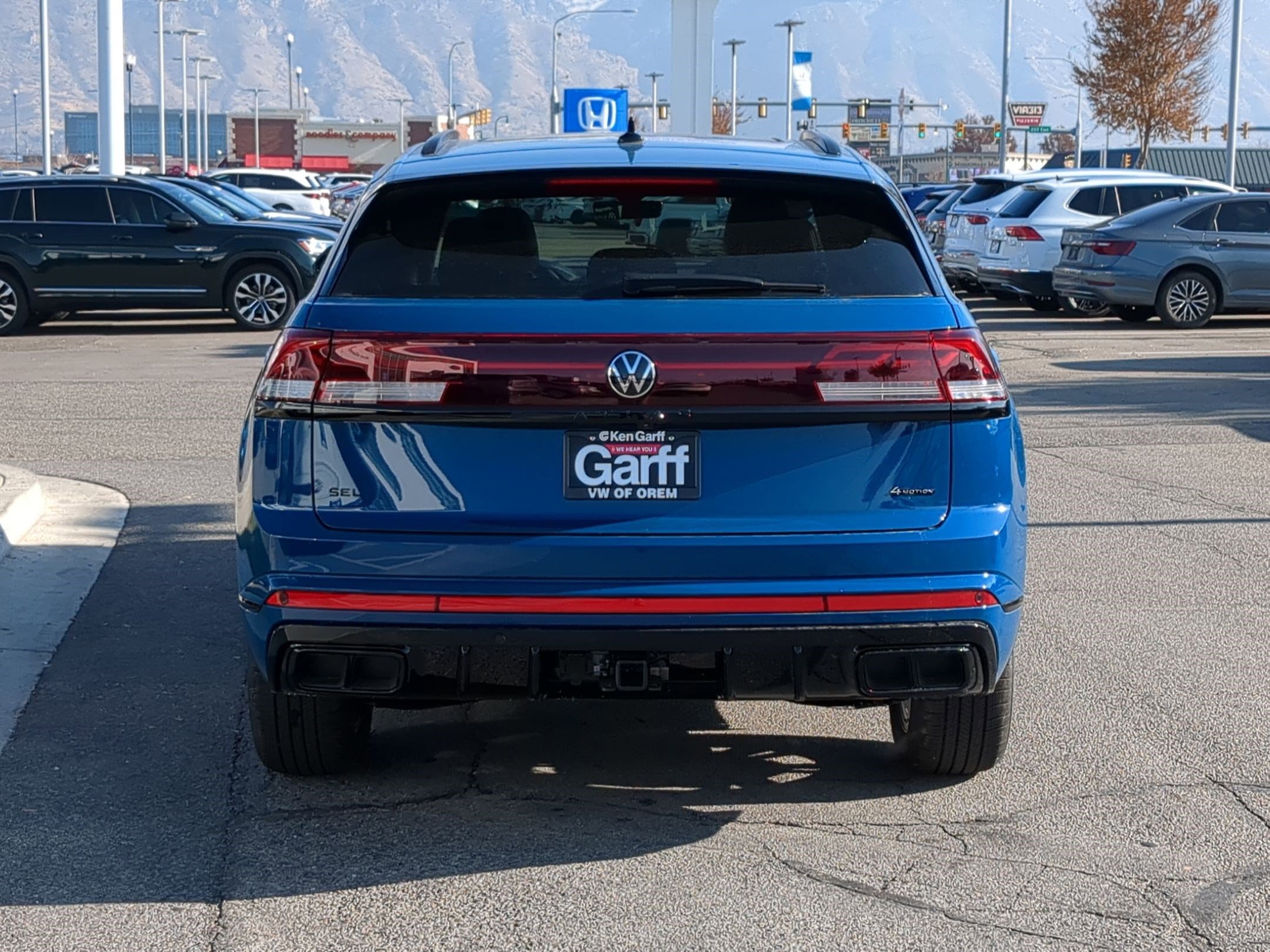 2025 Volkswagen Atlas Cross Sport SEL R-Line photo 4