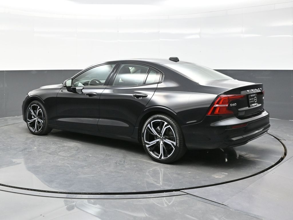 2024 Volvo S60 B5 Plus photo 3