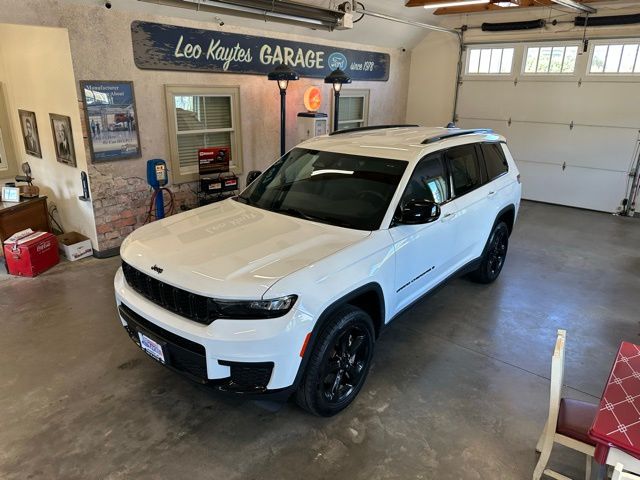2022 Jeep Grand Cherokee Altitude photo 2