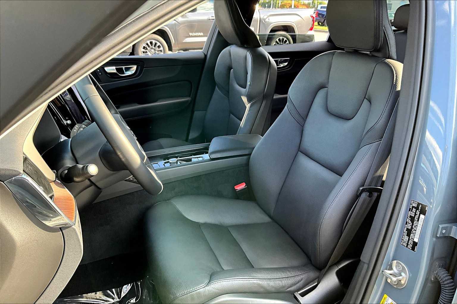 2022 Volvo XC60 Recharge Hybrid Inscription Expression photo 6