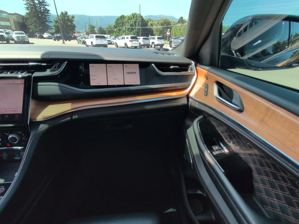 2022 Jeep Grand Cherokee Summit Reserve photo 18