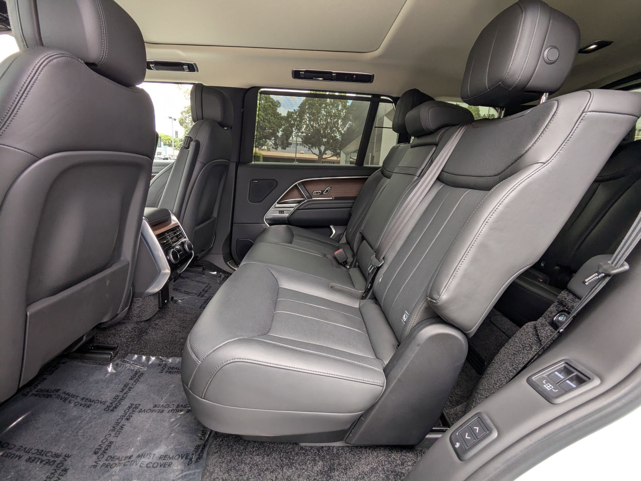 2025 Land Rover Range Rover SE photo 18