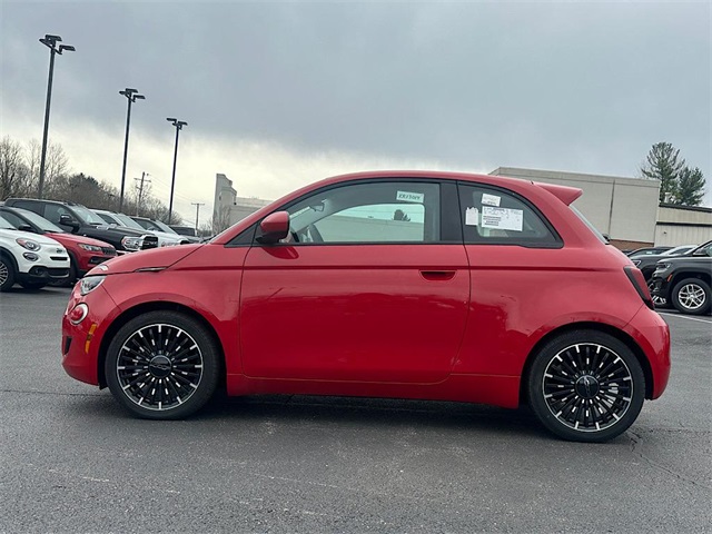 2024 Fiat 500e Red photo 4