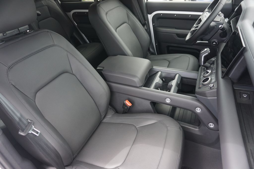 2025 Land Rover Defender 130 X-Dynamic SE photo 23