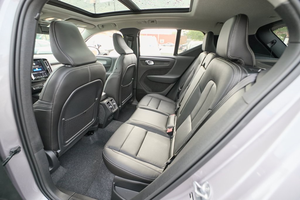 2026 VOLVO XC40 - Image 19