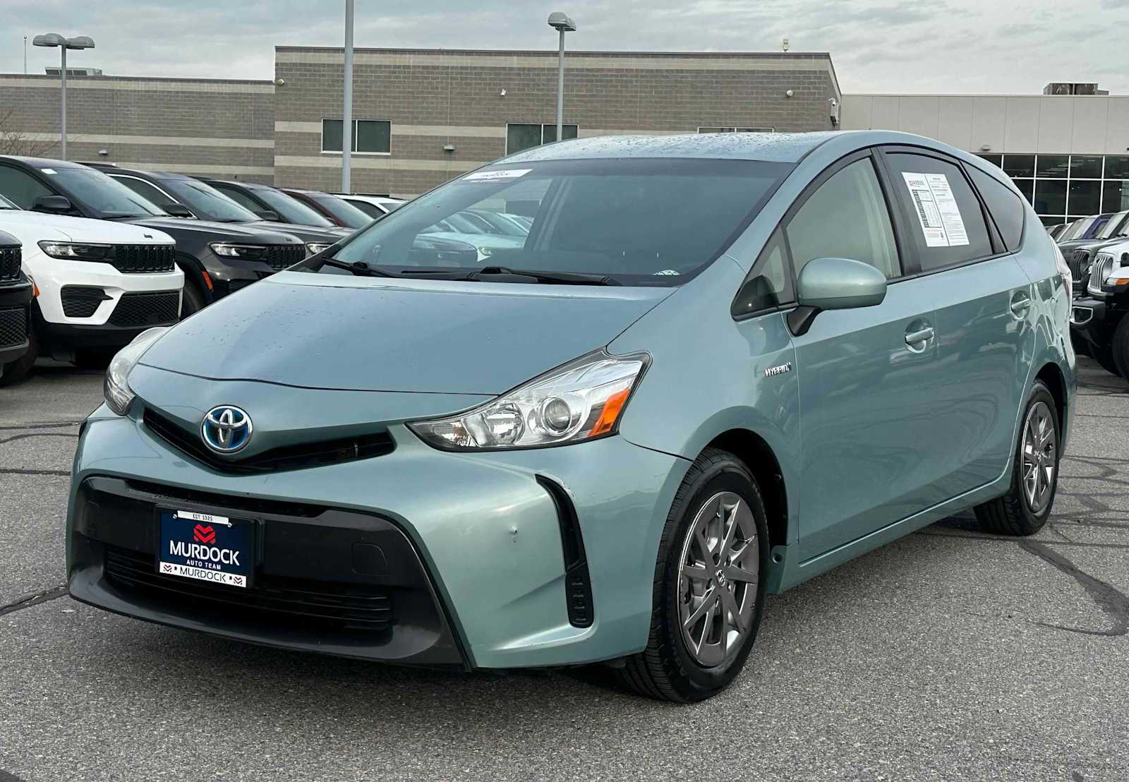 2016 Toyota Prius v Five's photo