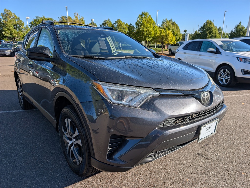 2017 Toyota RAV4 LE photo 6