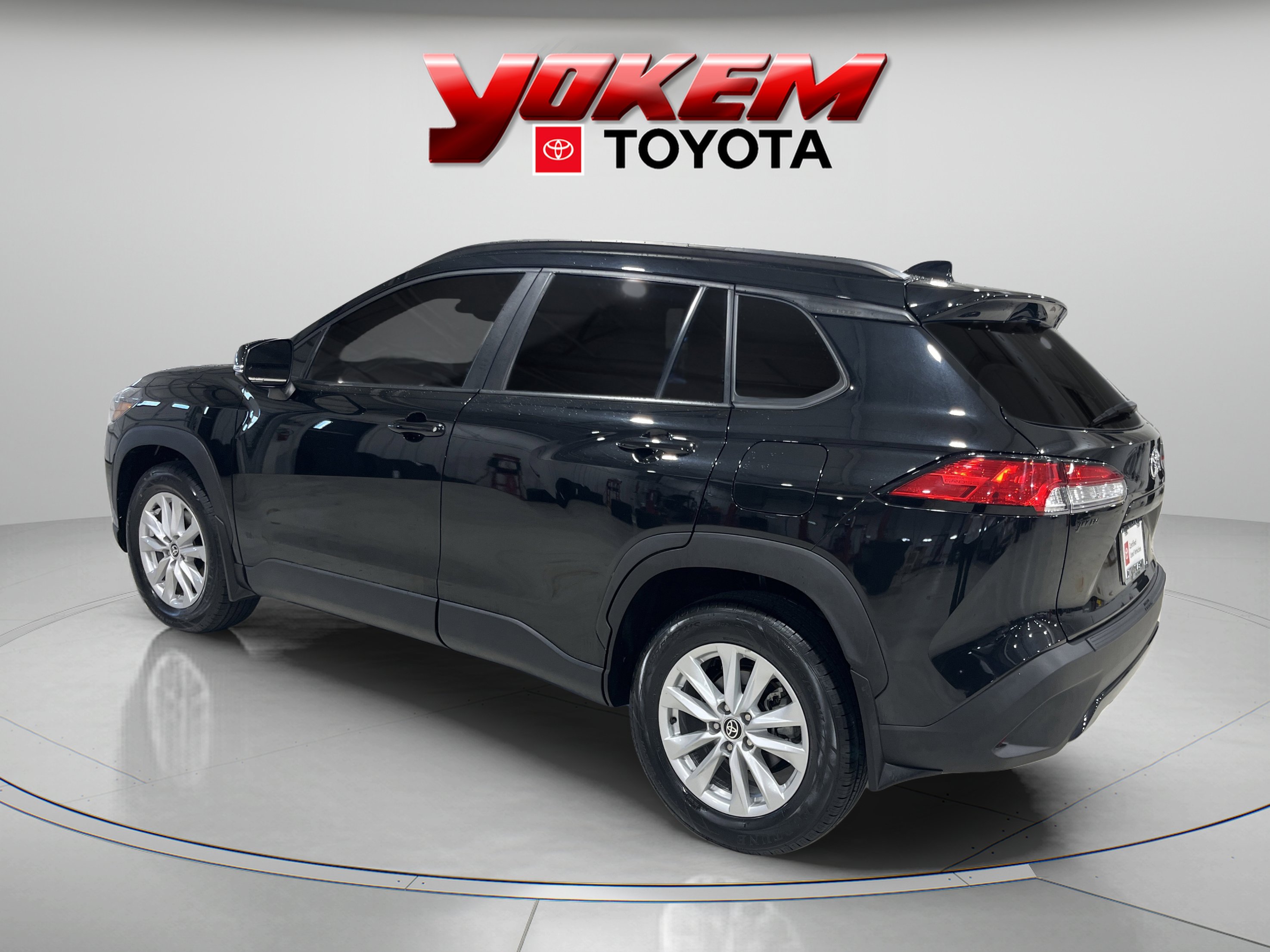 2022 Toyota Corolla Cross LE photo 3