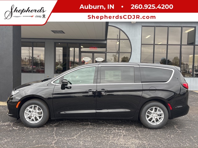 2026 Chrysler Pacifica Select's photo