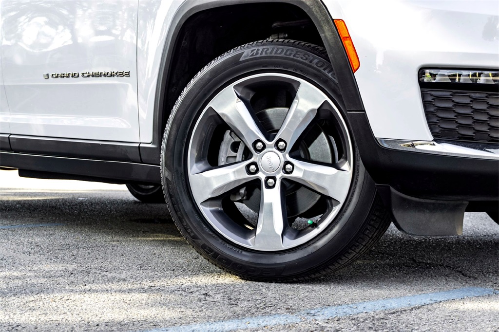 2022 Jeep Grand Cherokee Limited photo 2