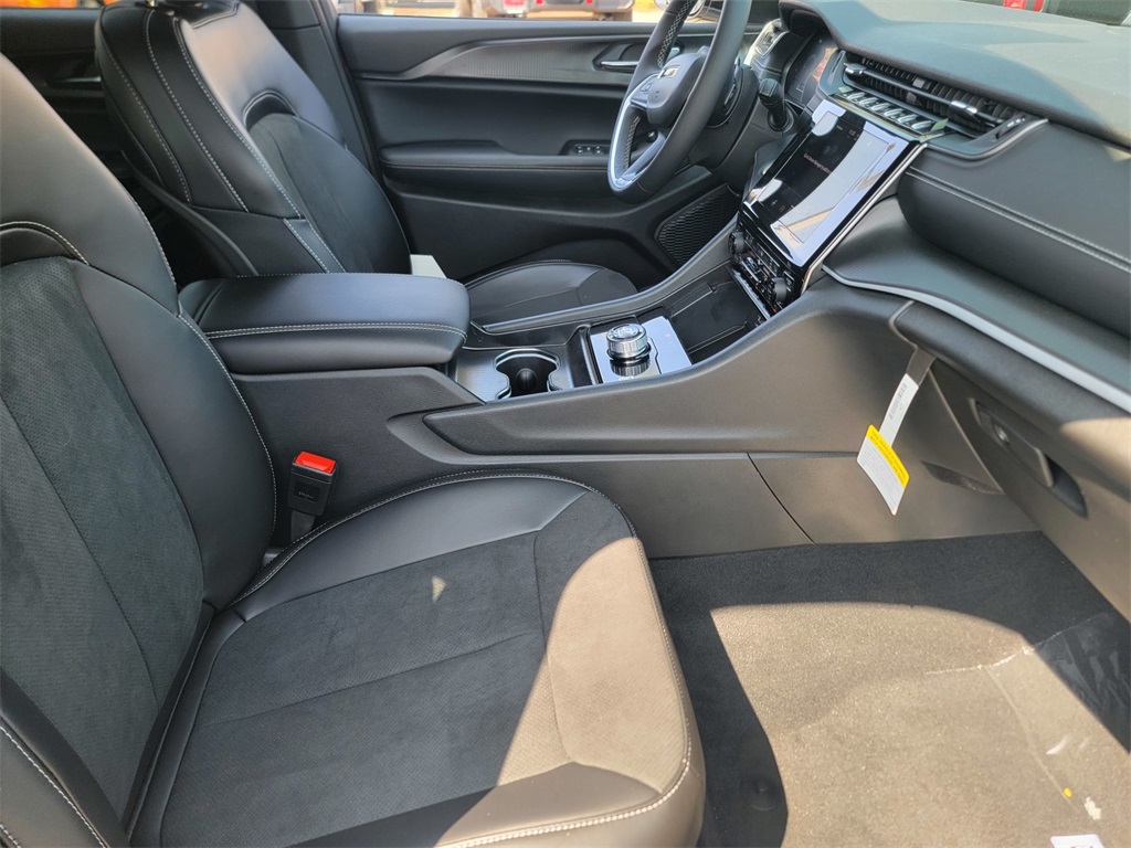 2025 Jeep Grand Cherokee Laredo Altitude X photo 10