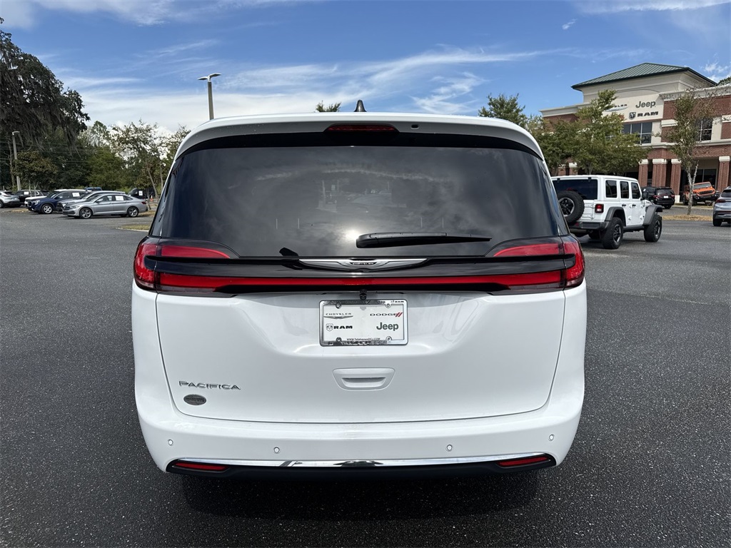2026 Chrysler Pacifica photo 4