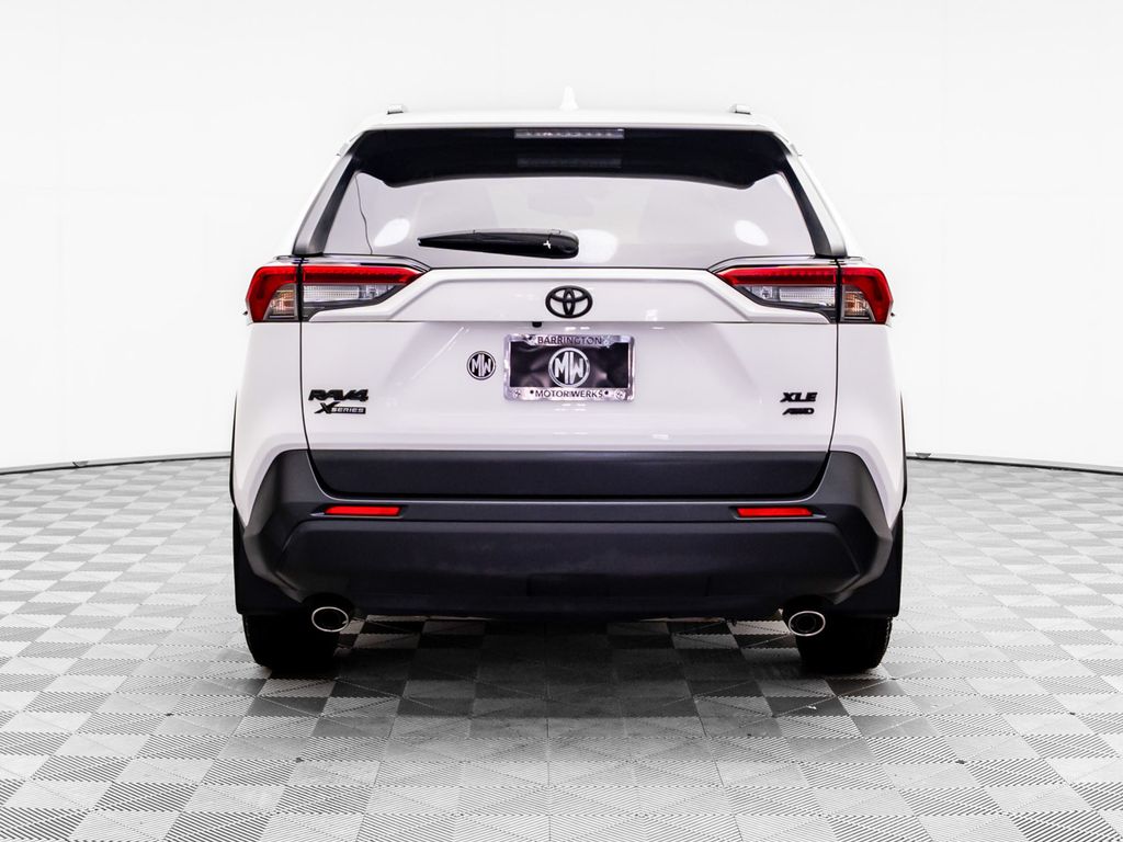 2020 Toyota RAV4 XLE photo 4