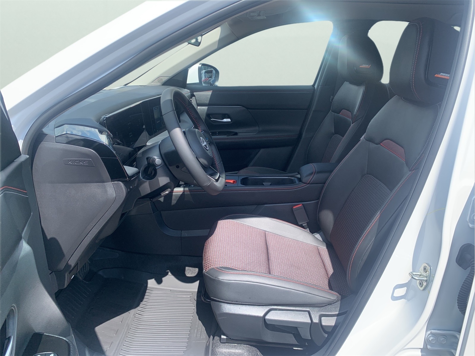 2025 Nissan Kicks SR photo 11