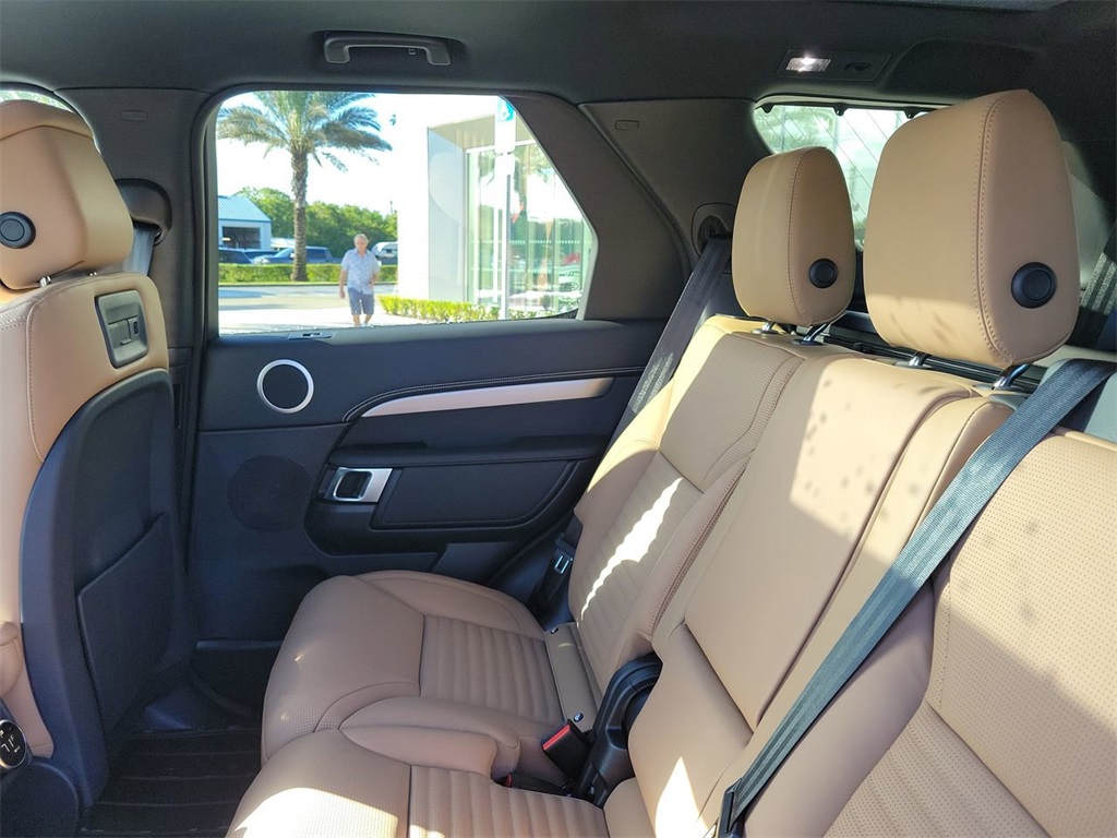 2025 Land Rover Discovery SE photo 16