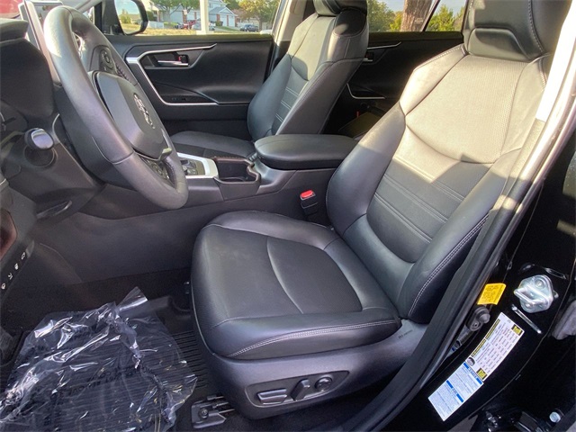 2022 Toyota RAV4 Limited photo 3