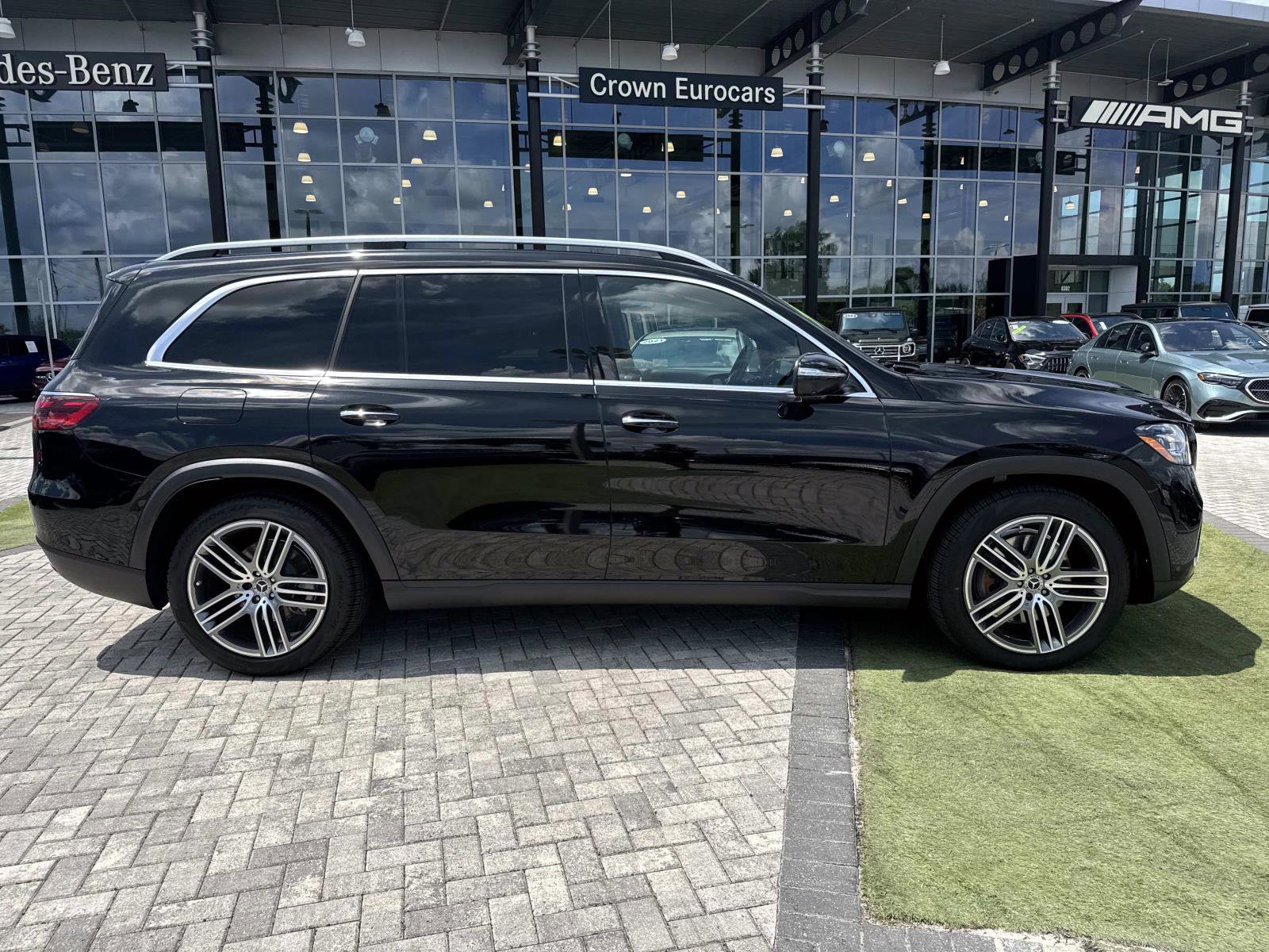 2025 Mercedes Benz GLS 450 4MATIC photo 2