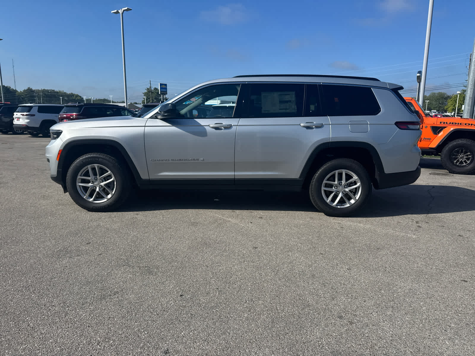 2025 Jeep Grand Cherokee Laredo X photo 2