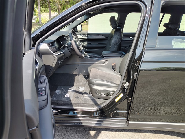 2025 Jeep Grand Cherokee Laredo Altitude photo 2