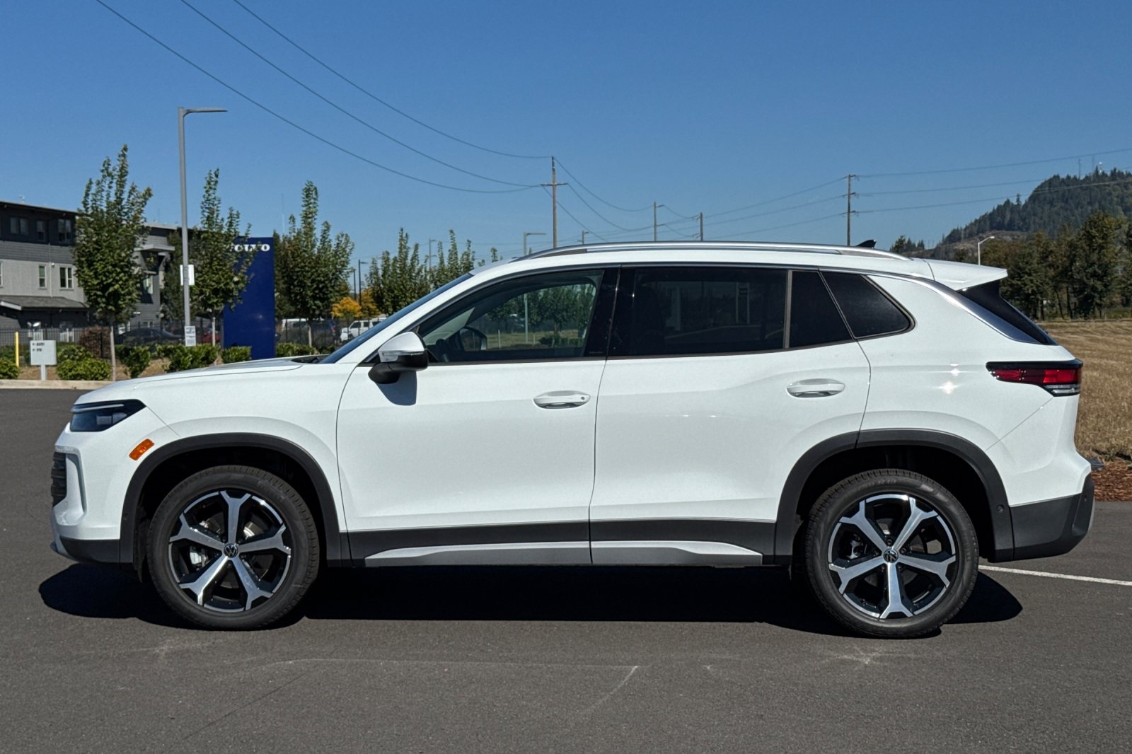 2025 Volkswagen Tiguan SE photo 4