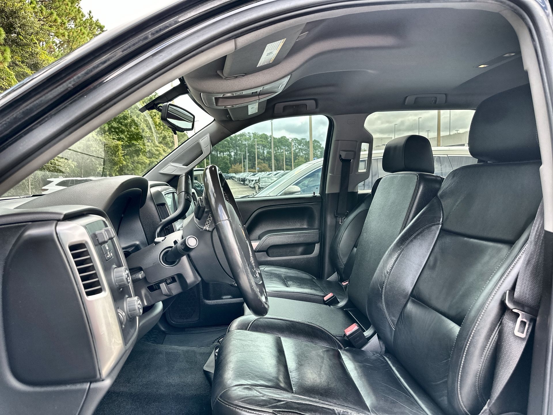 2018 Chevrolet Silverado 1500 LT photo 2