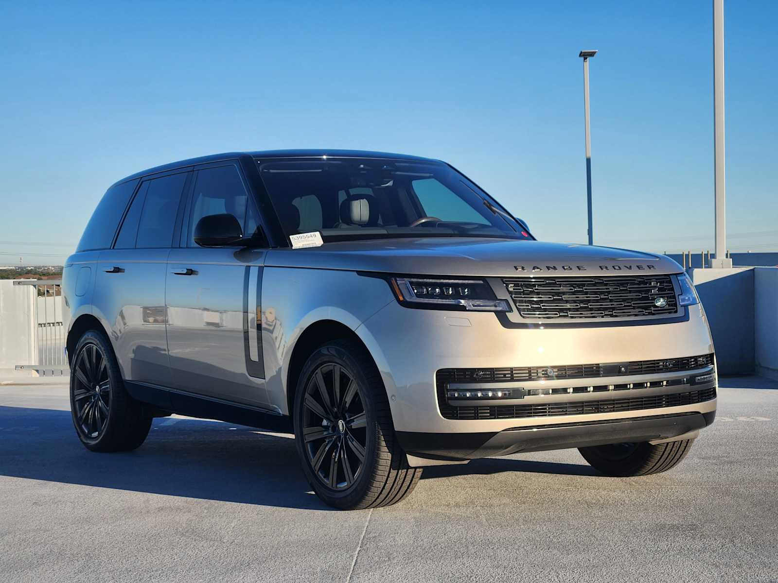 2023 Land Rover Range Rover SE photo 3