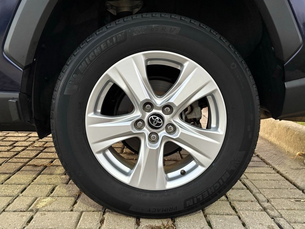 2021 Toyota RAV4 XLE photo 8