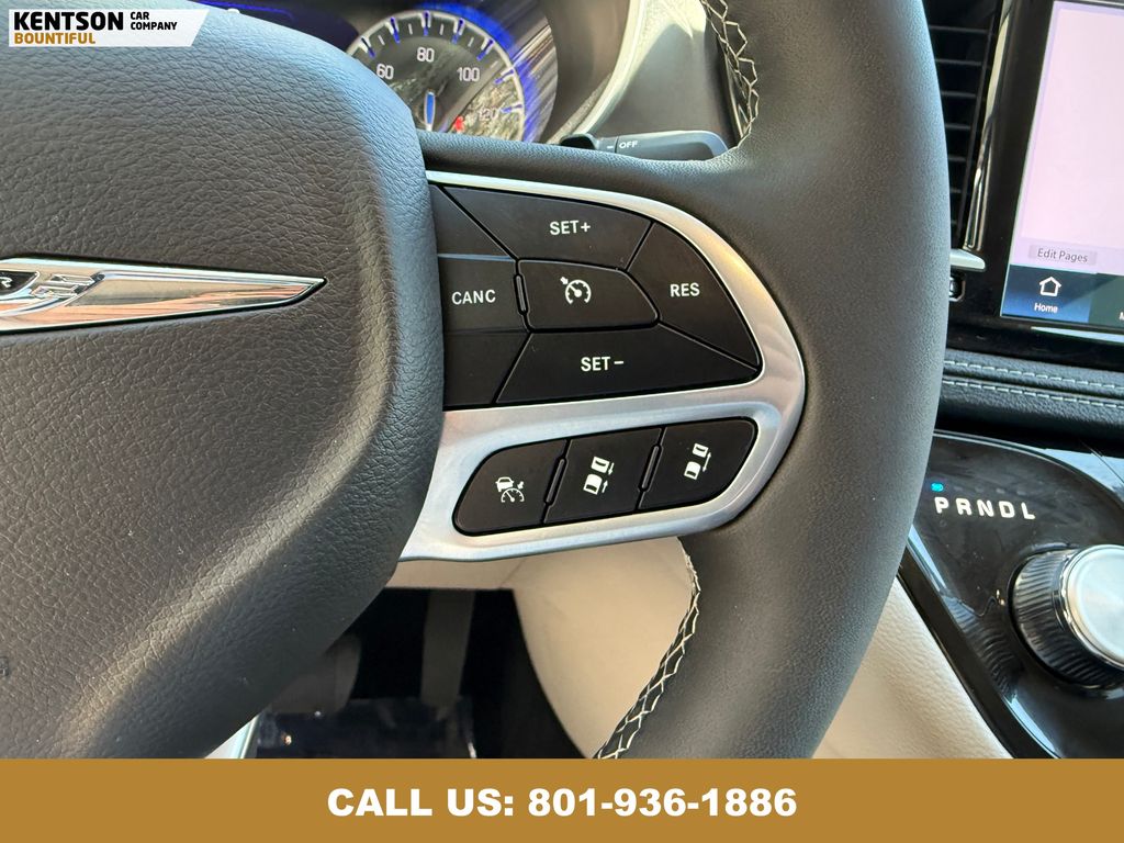 2024 Chrysler Pacifica Touring L photo 18