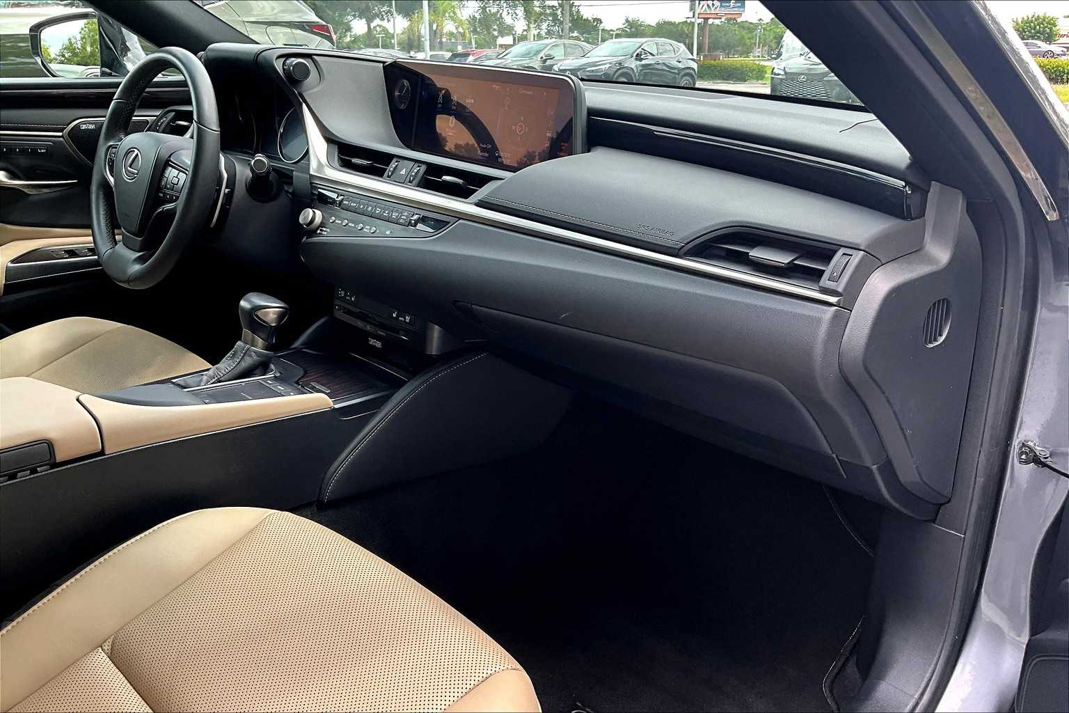 2021 Lexus ES 300h photo 18