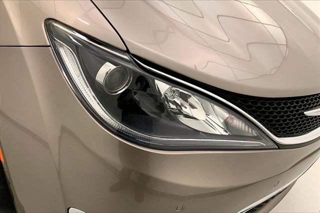 2017 Chrysler Pacifica Limited photo 25