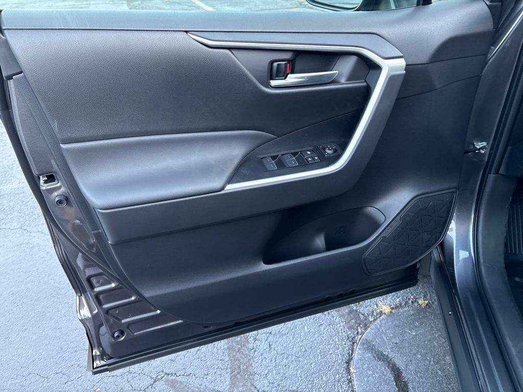 2025 Toyota RAV4 Hybrid XLE photo 10