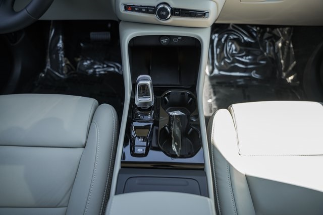 2026 Volvo XC40 Plus photo 28