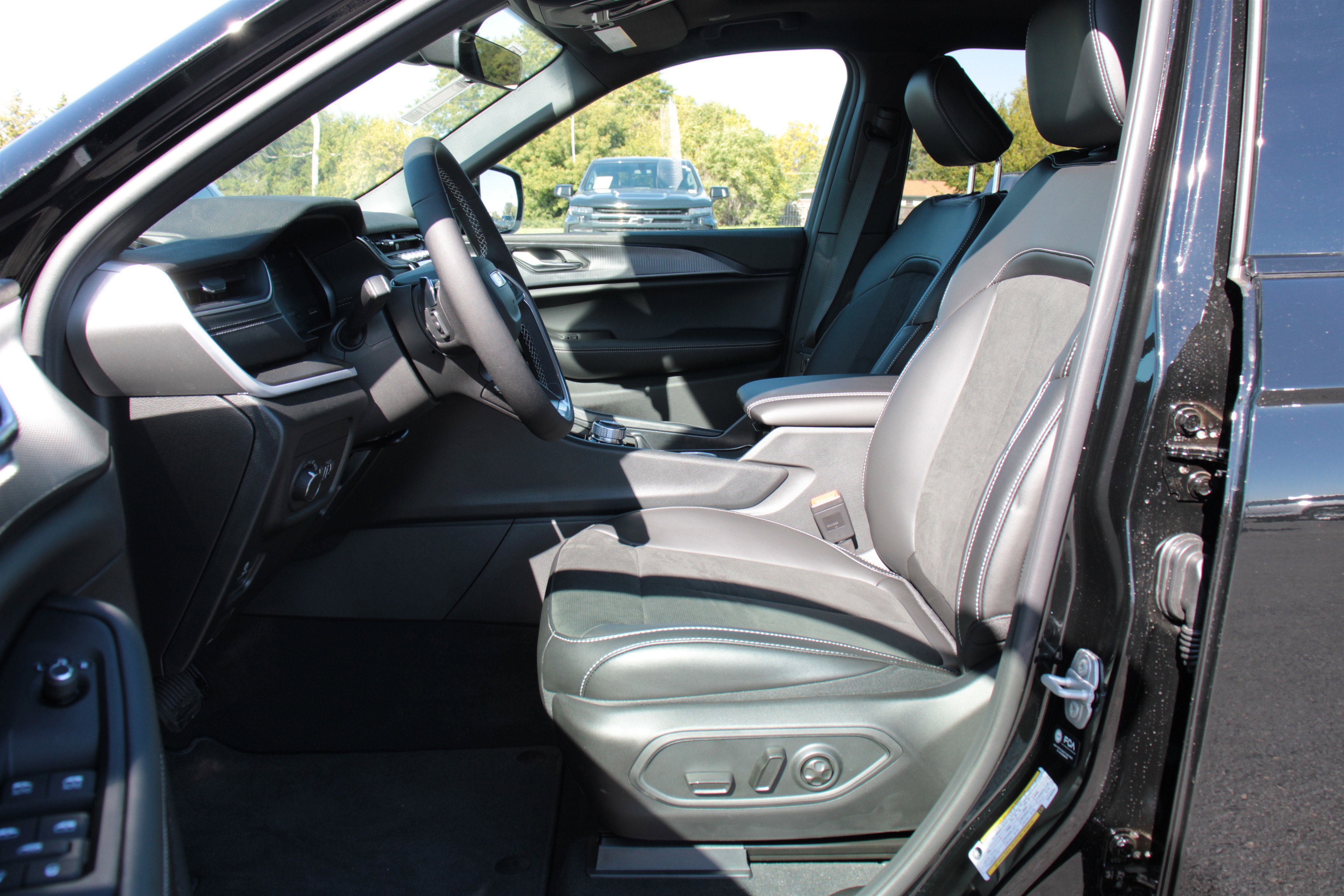 2025 Jeep Grand Cherokee Altitude photo 3