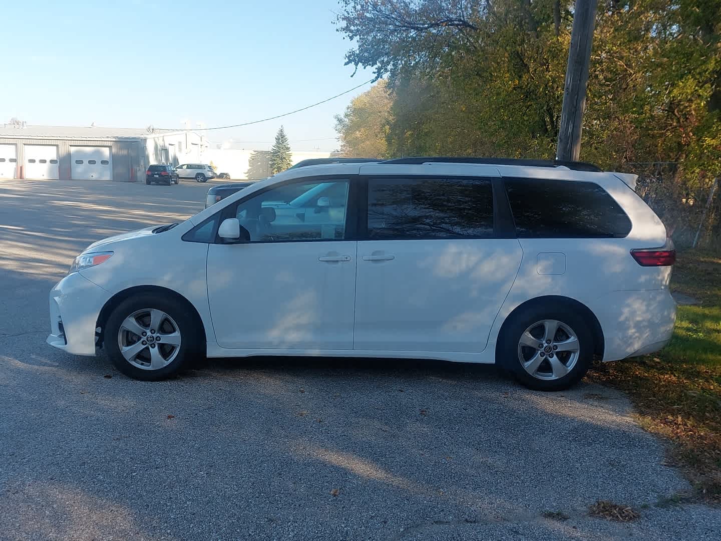 2020 Toyota Sienna LE photo 3