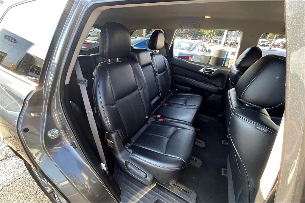 2019 Nissan Pathfinder SL photo 24
