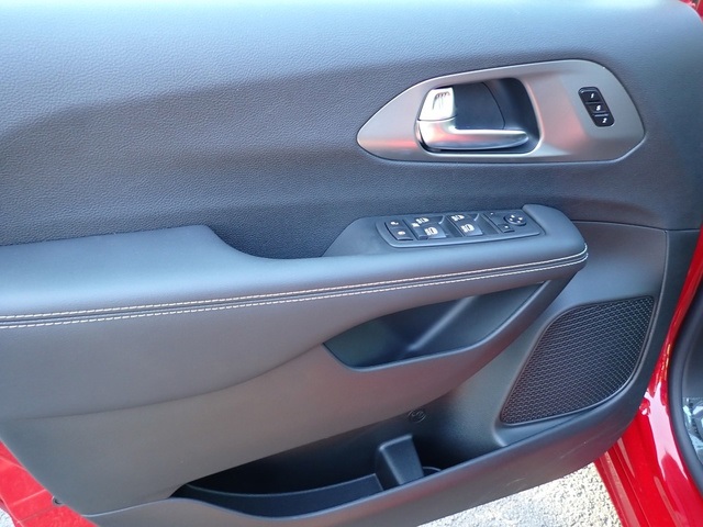 2026 Chrysler Pacifica photo 15