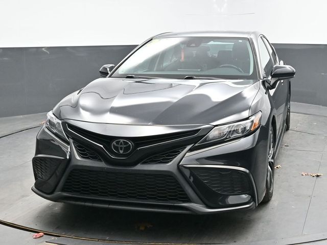 2021 Toyota Camry SE photo 2