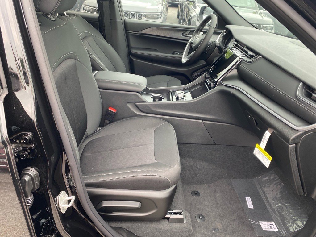 2025 Jeep Grand Cherokee Laredo X photo 12