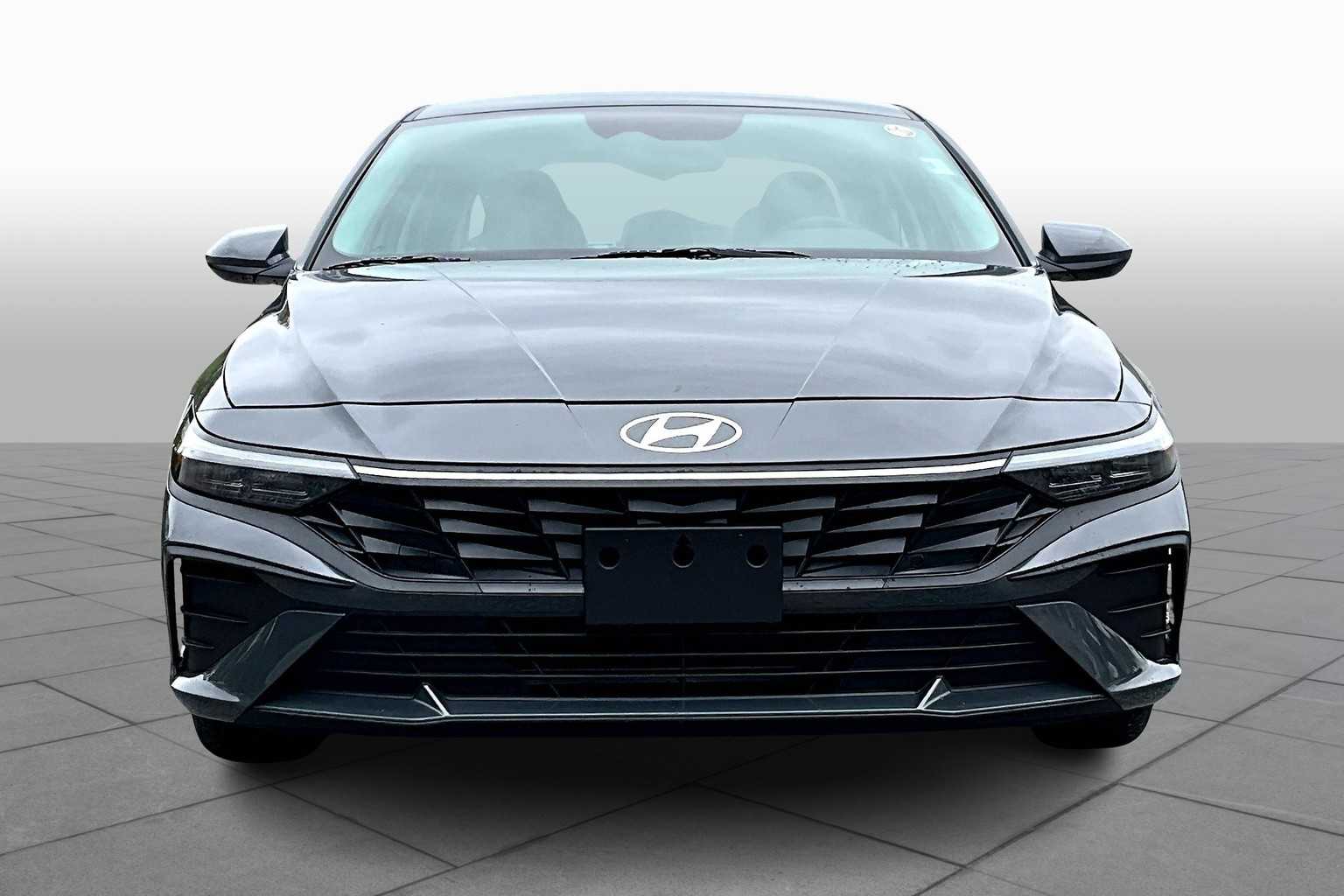 2025 Hyundai Elantra SE photo 3